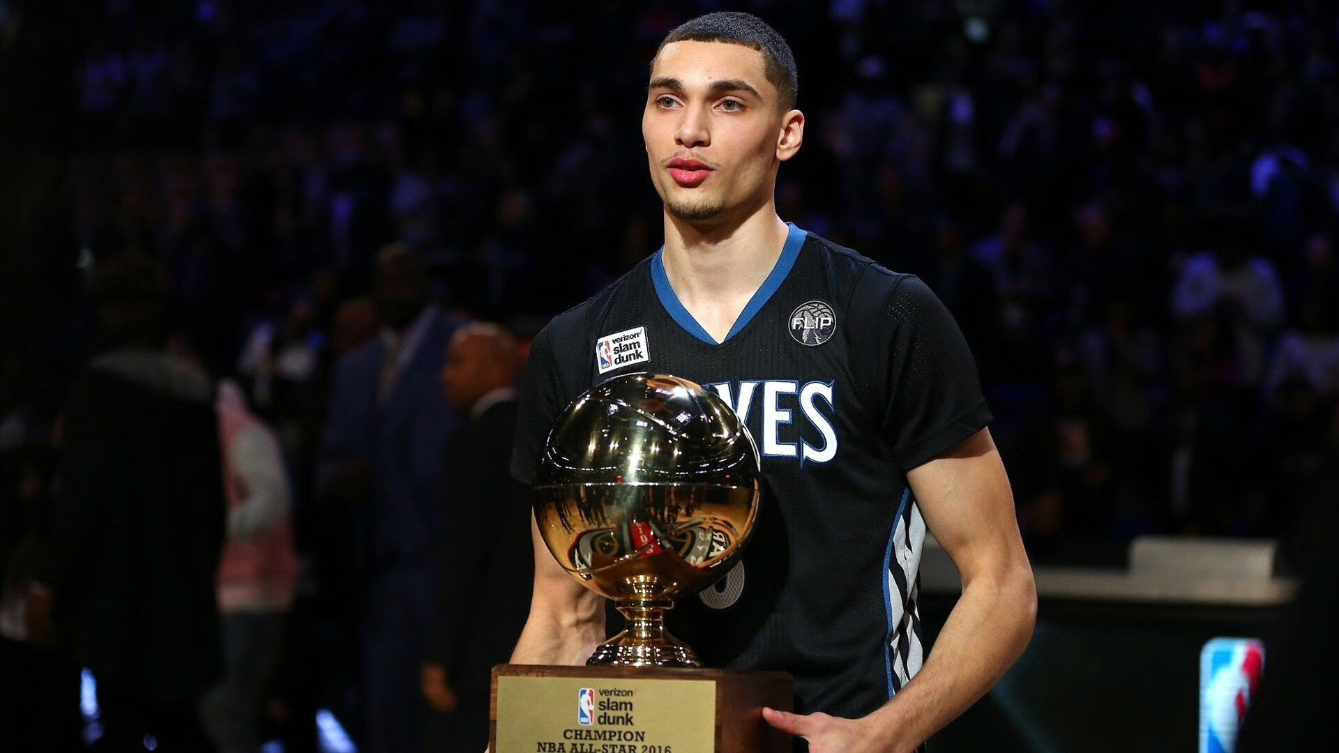 湖人主场装配全球首个“体感灯光系统”，可随比分变化，湖人主场灯光暗