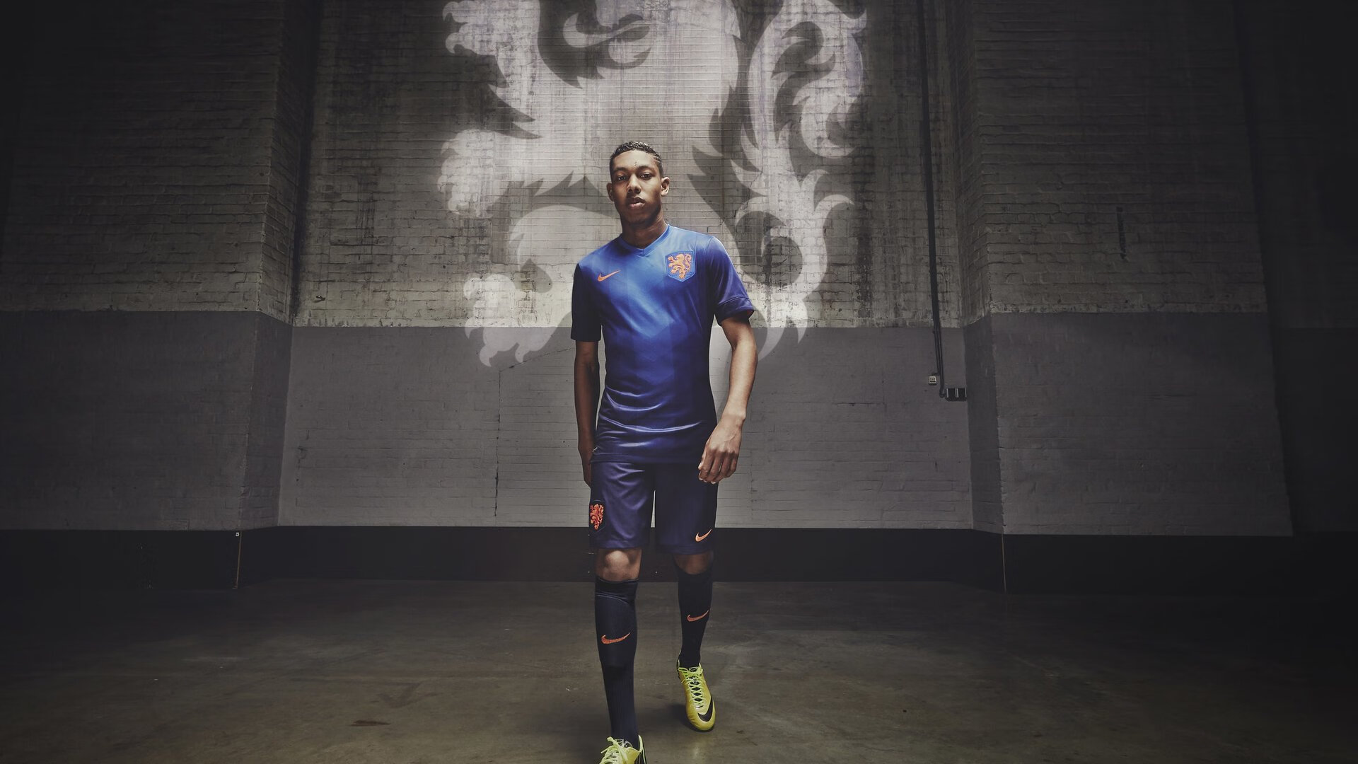 西格尔德松在巴黎奥运会手球比赛中展现出出色的临场指挥能力，西格德.f.奥尔森